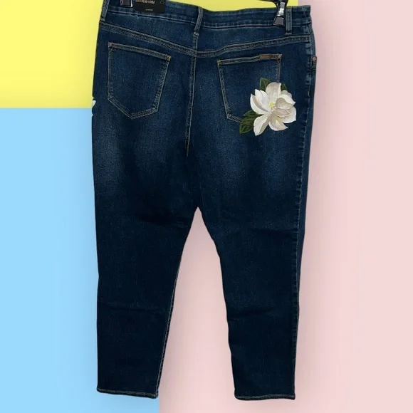 Chico's Navy Floral Embroidered Cropped Jeans - EUC - Picture 7 of 9